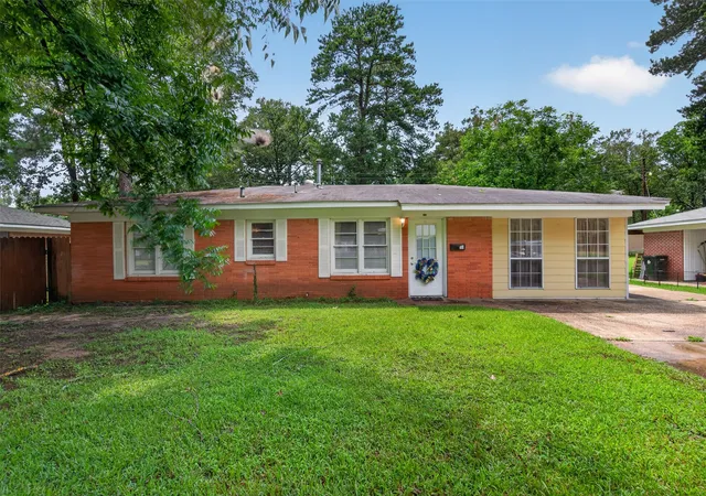 Single family home for sale at 305 8Th St Ne, Springhill, LA 71075 | MLS# 21312909