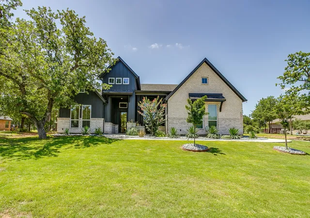 Homes for sale in Lipan, TX | 673 S Sugartree Dr, Lipan, TX 76462 | MLS# 21312853