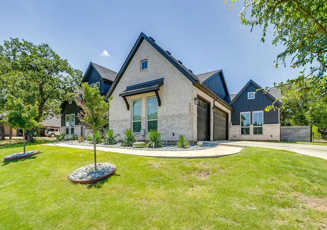 Homes for sale in Lipan, TX | 673 S Sugartree Dr, Lipan, TX 76462 | MLS# 21312853