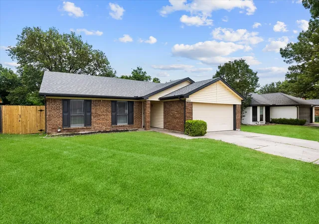 Photo 1 of Single family home for sale at 6403 Minuteman Ln, Arlington, TX 76002 | MLS# 21299790 | Listing updated on 2026-07-09