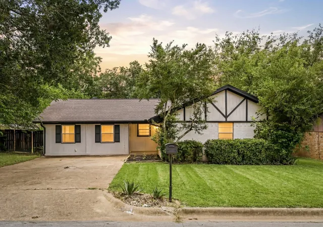 Single family home for sale at 1213 Vivienne St, Weatherford, TX 76086 | MLS# 21311668
