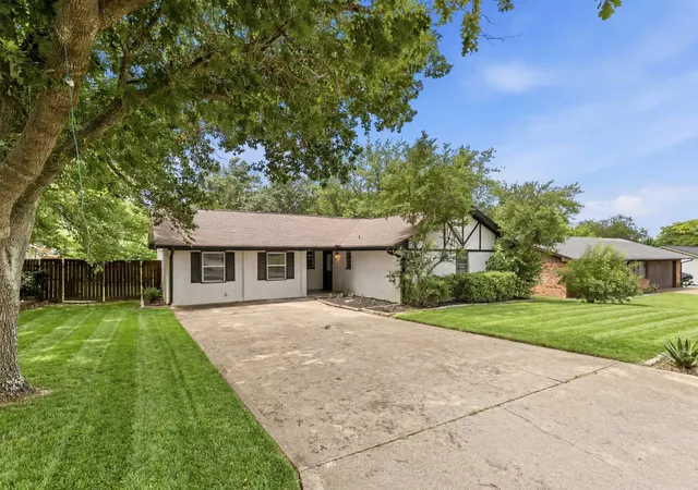 Photo 2 of Single family home for sale at 1213 Vivienne St, Weatherford, TX 76086 | MLS# 21311668 | Listing updated on 2026-08-24