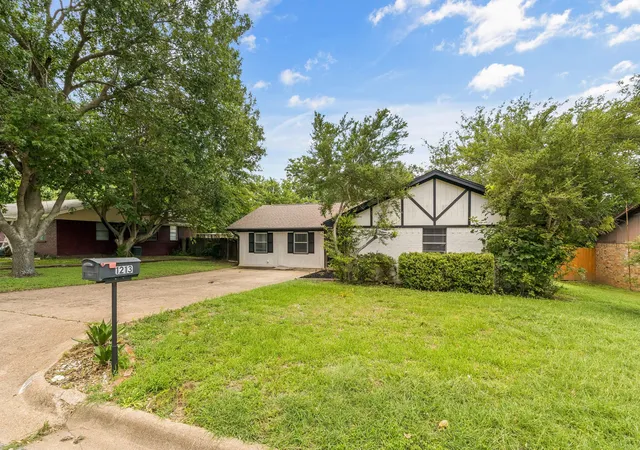 Photo 3 of Single family home for sale at 1213 Vivienne St, Weatherford, TX 76086 | MLS# 21311668 | Listing updated on 2026-08-24