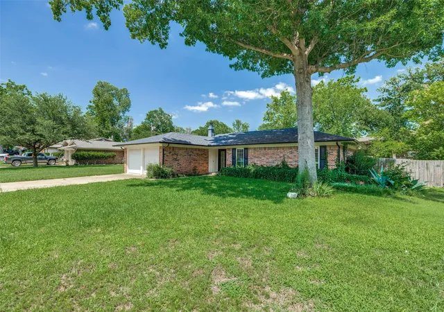 Photo 1 of Sale Pending at 914 S Hyde Park Ave, Denison, TX 75020 | MLS# 21312847 | Listing updated on 2026-10-03