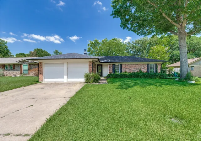 Photo 2 of Sale Pending at 914 S Hyde Park Ave, Denison, TX 75020 | MLS# 21312847 | Listing updated on 2026-10-03