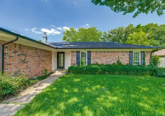 Photo 3 of Sale Pending at 914 S Hyde Park Ave, Denison, TX 75020 | MLS# 21312847 | Listing updated on 2026-10-03