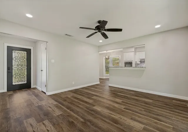 Photo 3 of Sale Pending at 914 S Hyde Park Ave, Denison, TX 75020 | MLS# 21312847 | Listing updated on 2026-10-03