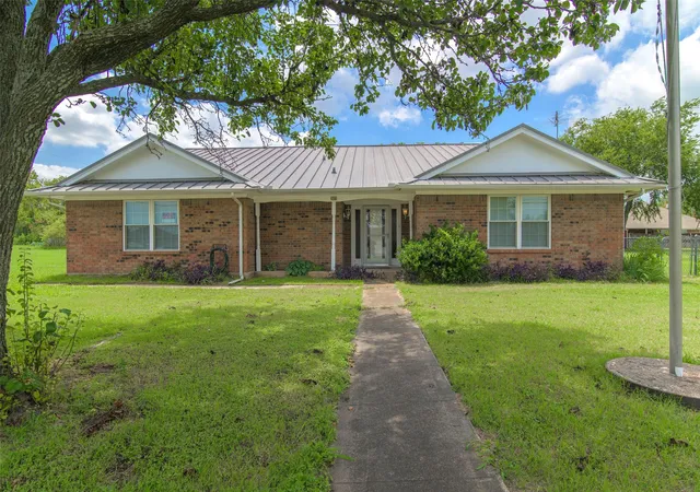Homes for sale in Krum, TX | 301 E 6th St, Krum, TX 76249 | MLS# 21312848