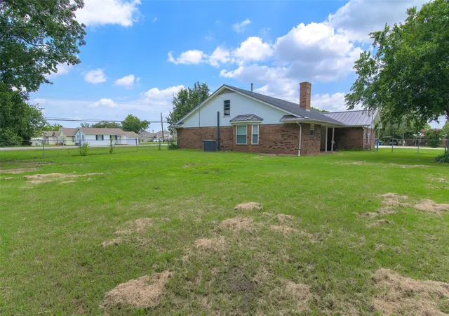 Homes for sale in Krum, TX | 301 E 6th St, Krum, TX 76249 | MLS# 21312848