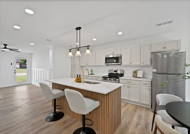 Photo 4 of Sale Pending at 132 Yorkshire Dr, Cedar Hill, TX 75104 | MLS# 21313269 | Listing updated on 2026-08-03
