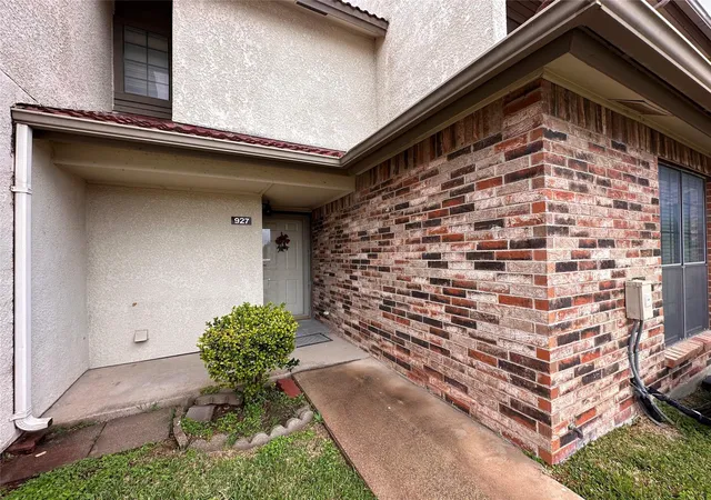 2nd image of 927 Turtle Cvs #134, Irving, TX 75060 | MLS# 21313259