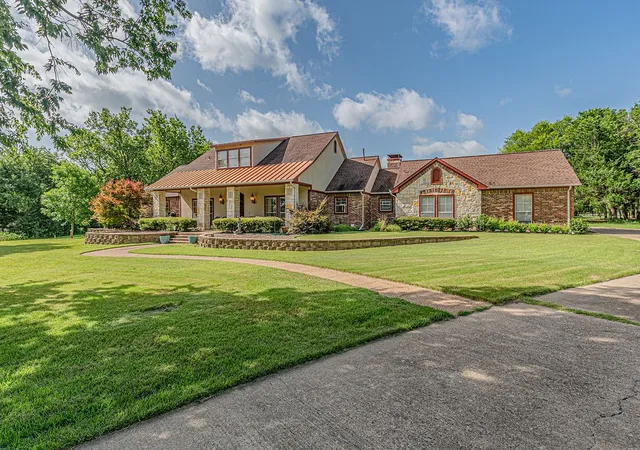 Photo 3 of Sale Pending at 401 Saint Michaels Wy, Rockwall, TX 75032 | MLS# 21305870 | Listing updated on 2026-07-10