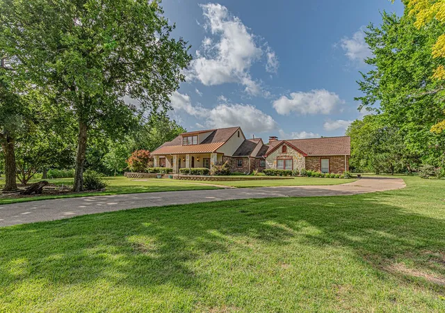 Photo 3 of Sale Pending at 401 Saint Michaels Wy, Rockwall, TX 75032 | MLS# 21305870 | Listing updated on 2026-07-10