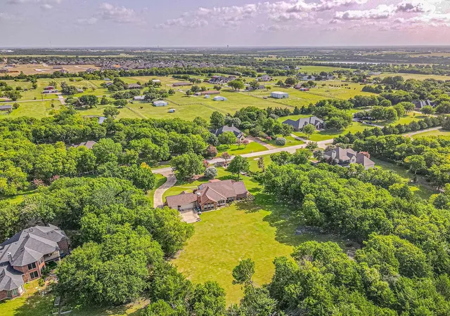 Photo 4 of Sale Pending at 401 Saint Michaels Wy, Rockwall, TX 75032 | MLS# 21305870 | Listing updated on 2026-07-10