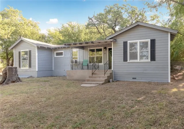 Photo 1 of Single family home for sale at 424 Wilshire Ave, Azle, TX 76020 | MLS# 21313356 | Listing updated on 2026-08-29