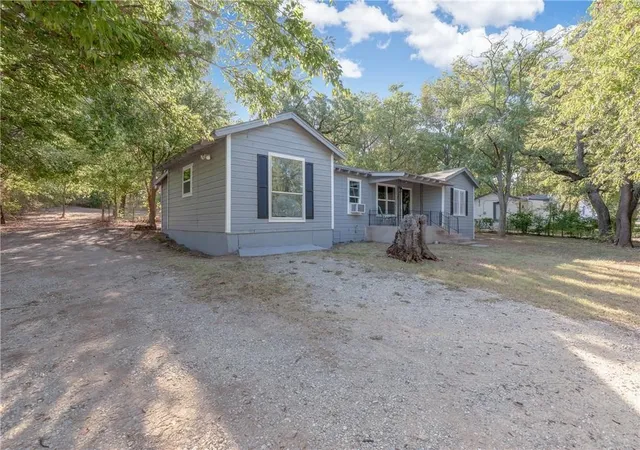 Photo 2 of Single family home for sale at 424 Wilshire Ave, Azle, TX 76020 | MLS# 21313356 | Listing updated on 2026-08-29
