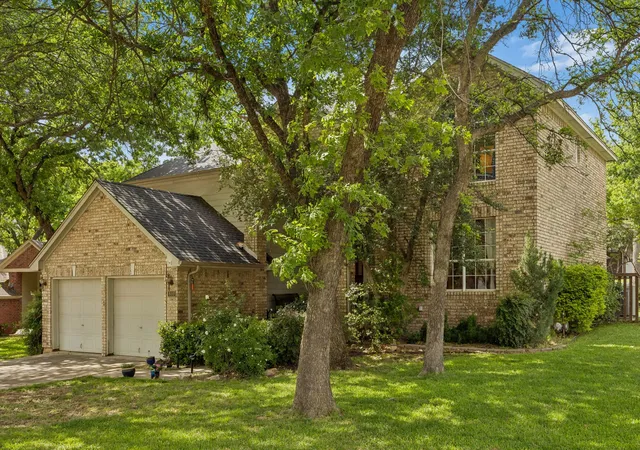 2nd image of 800 Fernwood Ct, Lewisville, TX 75077 | MLS# 21313228