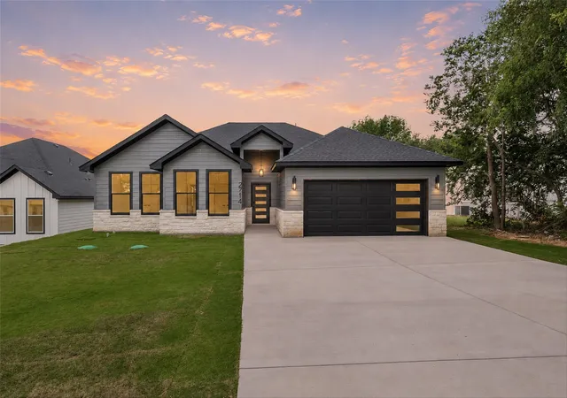 Photo 2 of Sale Pending at 2714 Steepleridge Cir, Granbury, TX 76048 | MLS# 21312019 | Listing updated on 2026-08-31