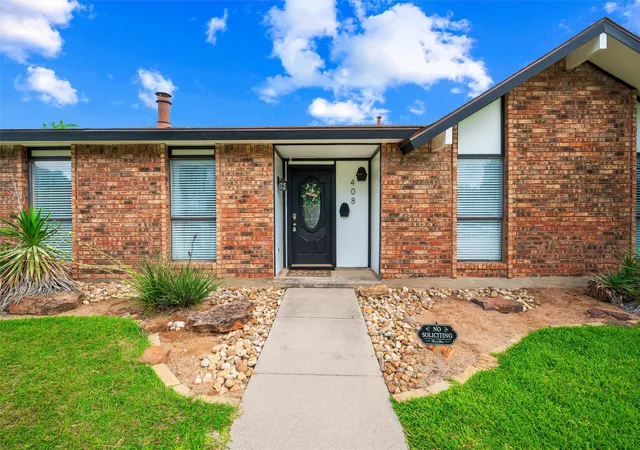 Photo 1 of Single family home for sale at 408 Shadowcrest Ln, Coppell, TX 75019 | MLS# 21312549 | Listing updated on 2026-09-24