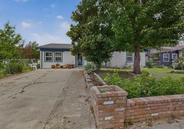 2nd image of 12207 Queen Dr, Balch Springs, TX 75180 | MLS# 21294231