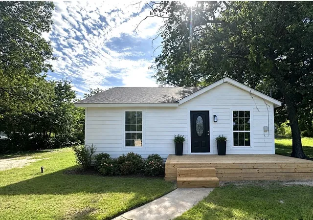 Homes for sale in Comanche, TX | 1007 N Lane St, Comanche, TX 76442 | MLS# 21313451