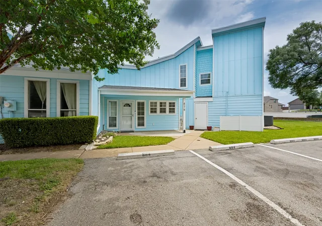 Photo 1 of Condo for sale at 676 Harbor Dr, Azle, TX 76020 | MLS# 21313487 | Listing updated on 2026-08-22