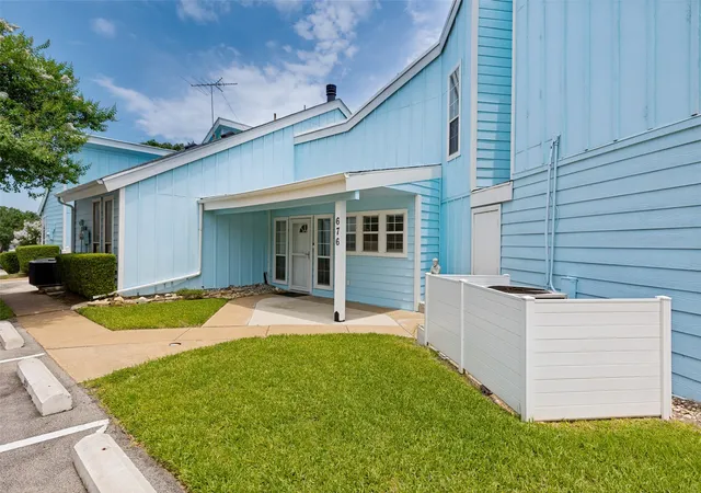 Photo 2 of Condo for sale at 676 Harbor Dr, Azle, TX 76020 | MLS# 21313487 | Listing updated on 2026-08-22