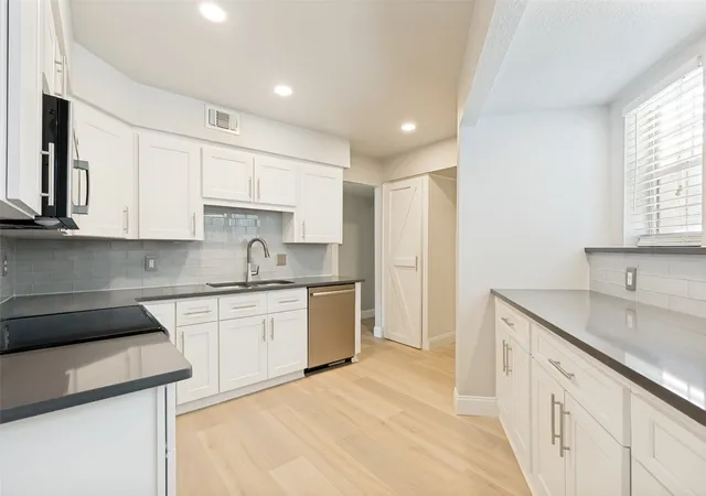 Photo 4 of Condo for sale at 676 Harbor Dr, Azle, TX 76020 | MLS# 21313487 | Listing updated on 2026-09-25