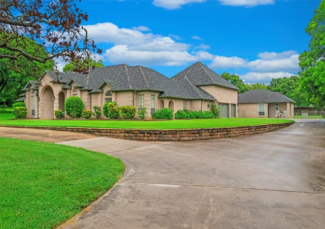 Photo 2 of Single family home for sale at 1718 Wanda Wy, Arlington, TX 76001 | MLS# 21310183 | Listing updated on 2026-08-31