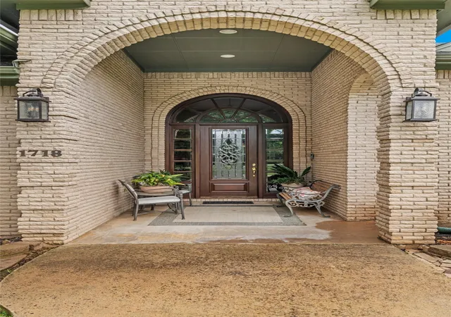 Photo 3 of Single family home for sale at 1718 Wanda Wy, Arlington, TX 76001 | MLS# 21310183 | Listing updated on 2026-08-31