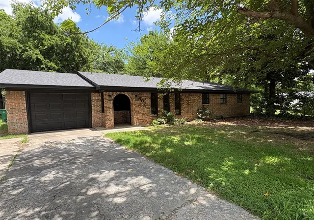 Homes for sale in St Jo, TX | 607 S Broad St, St Jo, TX 76265 | MLS# 21313412