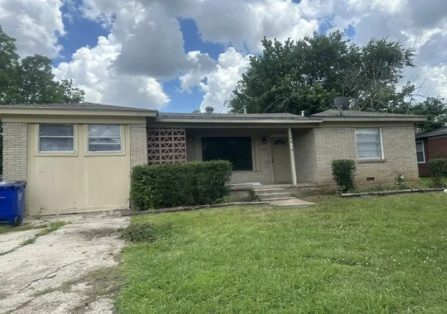 Photo 1 of Single family home for sale at 106 Tipton St, Whitesboro, TX 76273 | MLS# 21313582 | Listing updated on 2026-07-19