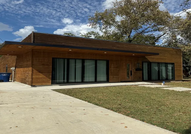 Photo 2 of Single family home for sale at 2707 Carpenter Ave, Dallas, TX 75215 | MLS# 21313524 | Listing updated on 2026-07-23