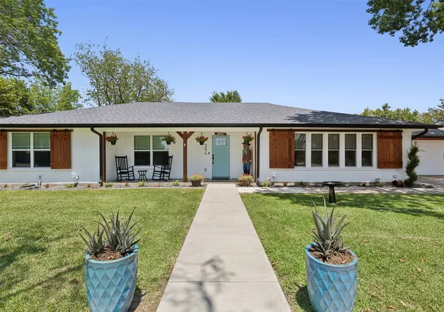 Photo 1 of Single family home for sale at 304 W Links Dr, Godley, TX 76044 | MLS# 21311983 | Listing updated on 2026-08-22