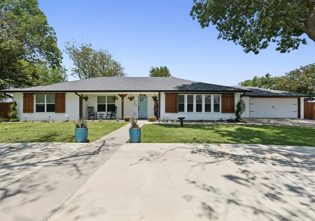 Photo 2 of Single family home for sale at 304 W Links Dr, Godley, TX 76044 | MLS# 21311983 | Listing updated on 2026-08-22