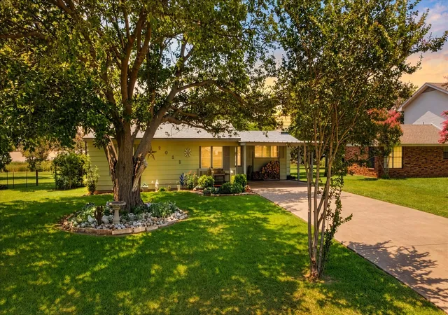 Photo 2 of Single family home for sale at 2022 Long Creek Ct, Granbury, TX 76049 | MLS# 21313562 | Listing updated on 2026-08-25