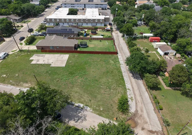 2nd image of 11 W Higgins Blvd, Cockrell Hill, TX 75211 | MLS# 21312231