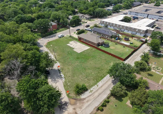 3rd image of 11 W Higgins Blvd, Cockrell Hill, TX 75211 | MLS# 21312231