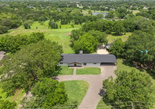 Homes for sale in Robinson, TX | 616 E Moonlight Dr, Robinson, TX 76706 | MLS# 21313631