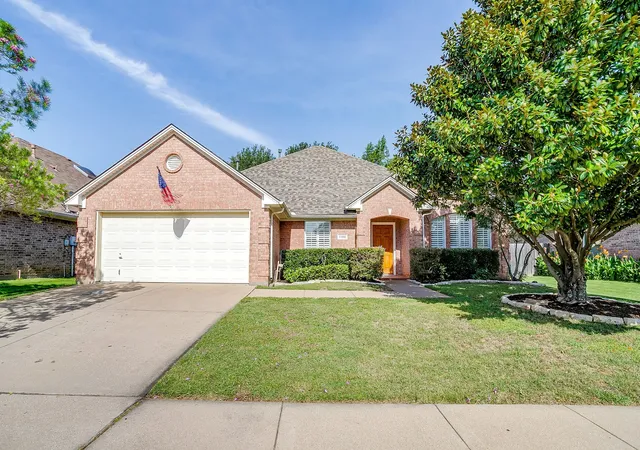 Photo 1 of Sale Pending at 1100 Andromeda Wy, Arlington, TX 76013 | MLS# 21313438 | Listing updated on 2026-07-28