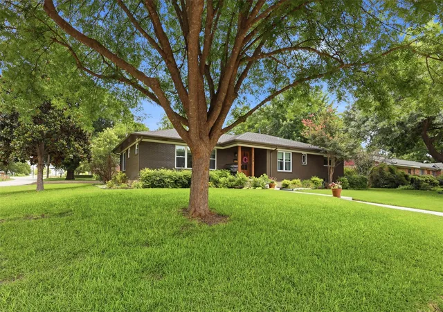 Photo 2 of Single family home for sale at 1208 N Morris St, Mc Kinney, TX 75069 | MLS# 21308464 | Listing updated on 2026-08-17