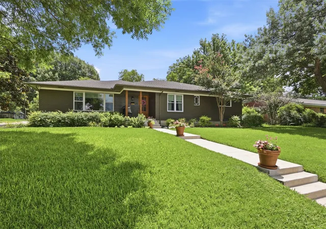Photo 3 of Single family home for sale at 1208 N Morris St, Mc Kinney, TX 75069 | MLS# 21308464 | Listing updated on 2026-08-17