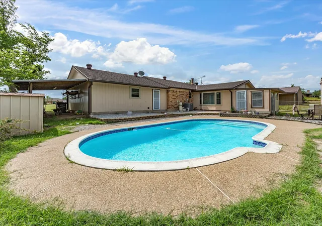 Homes for sale in Springtown, TX | 704 Land Of Goshen Dr, Springtown, TX 76082 | MLS# 21313324
