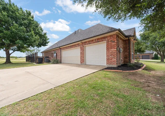 Photo 3 of Single family home for sale at 2211 Nottaway Dr, Cleburne, TX 76033 | MLS# 21312973 | Listing updated on 2026-08-24