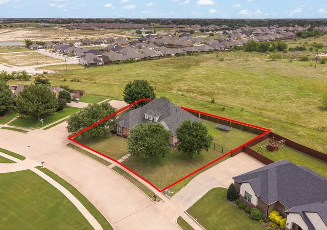 Photo 3 of Single family home for sale at 2211 Nottaway Dr, Cleburne, TX 76033 | MLS# 21312973 | Listing updated on 2026-08-24