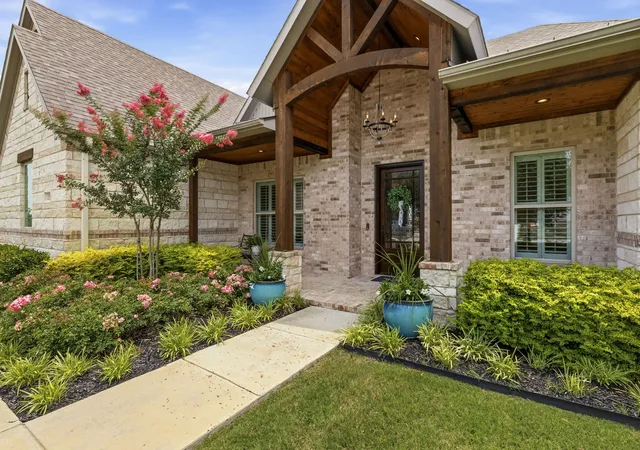 Photo 2 of Sale Pending at 130 Sawgrass Dr, Rockwall, TX 75032 | MLS# 21308304 | Listing updated on 2026-08-25
