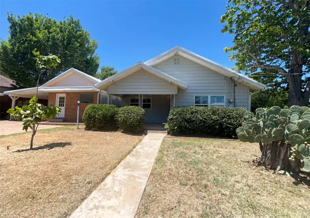 Photo 1 of Single family home for sale at 421 N 3rd St, Jacksboro, TX 76458 | MLS# 21310603 | Listing updated on 2026-09-17