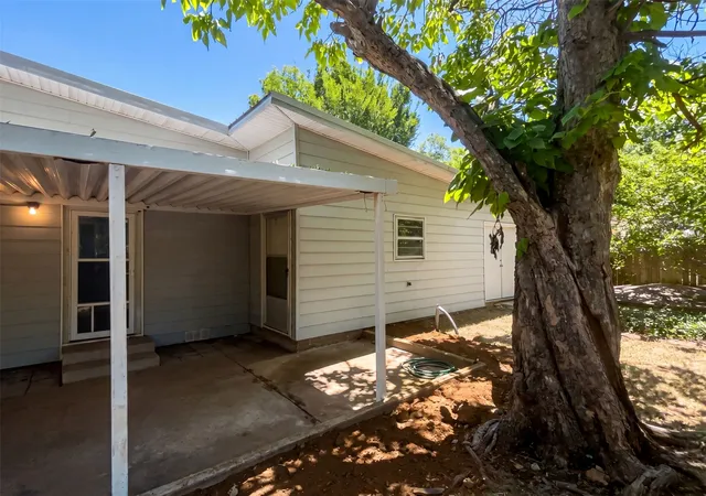 Photo 4 of Single family home for sale at 421 N 3Rd St, Jacksboro, TX 76458 | MLS# 21310603 | Listing updated on 2026-09-17