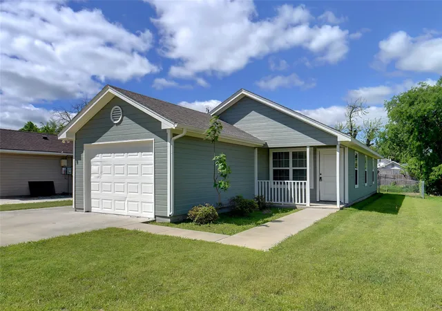 Photo 1 of Sale Pending at 3324 Willing Ave, Fort Worth, TX 76110 | MLS# 21313531 | Listing updated on 2026-08-29