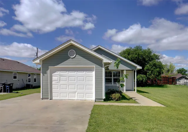 Photo 2 of Sale Pending at 3324 Willing Ave, Fort Worth, TX 76110 | MLS# 21313531 | Listing updated on 2026-08-29